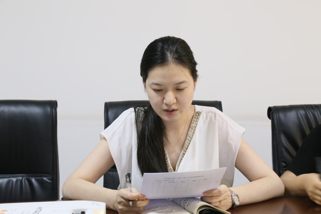 尹婷婷带领大家集中学习了习近平总书记讲话原文